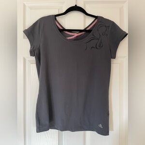 🔥 Sporty but make it cute — adidas Climalite tee with a swirly tonal detail